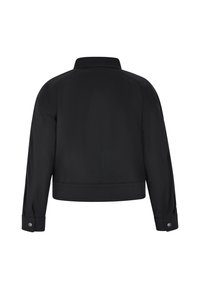 Jachetă neagră scurtă dintr-un material neted, cu guler, mâneci lungi cu butoane la manșete și un design simplu, minimalist.