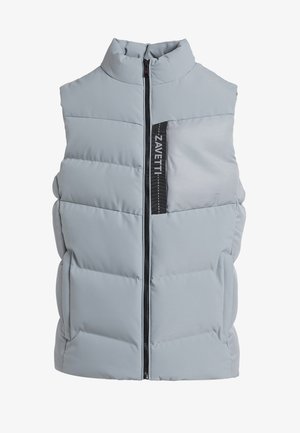 Világosszürke puffermellény magas gallérral, cipzáras elejével és kontrasztos elülső zsebbel. Jellemzői a vízszintes tűzött minta és a side zsebek.