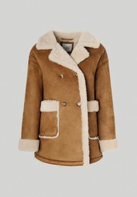 Brun mockaläderjacka med en fluffig krämfärgad fuskpälskrage och kant, dubbelknäppt design och två påsydda fickor med matchande detaljer.