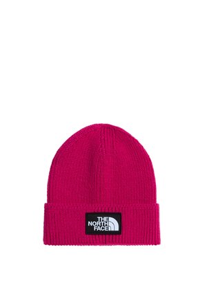 Lyserød strikket hue med opbukket kant og sort rektangulært mærke med "THE NORTH FACE"-logo i hvid.