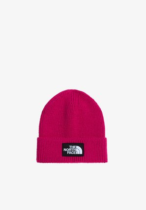 Jasnoróżowa dziana czapka z podwiniętym rondem i czarną prostokątną naszywką z białym logo "THE NORTH FACE".