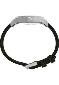 Caja de reloj plateada con pulsera de tela negra tejida. Presenta una forma redonda, corona texturizada y un cierre seguro para el ajuste.
