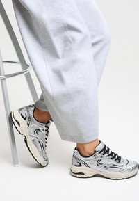 Bershka Baskets basses - silver coloured