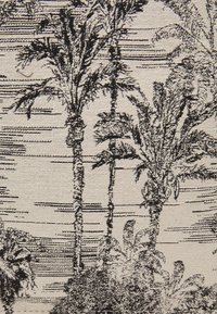 Czarnobiała tkanina z palmami i liśćmi, o teksturowanej powierzchni oraz szczegółowej linii na jasnym tle.