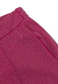 Fuchsia jogger met een structuurtstof, elastische tailleband en zijzakken. Gladde oppervlakte met een subtiele glans.