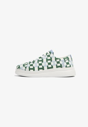 Witte sneakers met een bovenwerk van een patroonstof met groene en lichtblauwe geometrische vormen. Witte zool met subtiele stiksels.