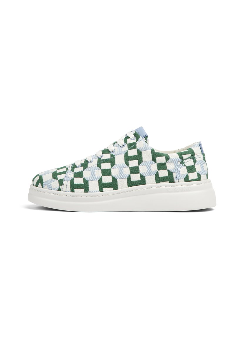 Sneaker bianche con una tomaia in tessuto a fantasia, caratterizzata da forme geometriche verde e azzurro chiaro. Suola bianca con dettagli di cucitura sottile.