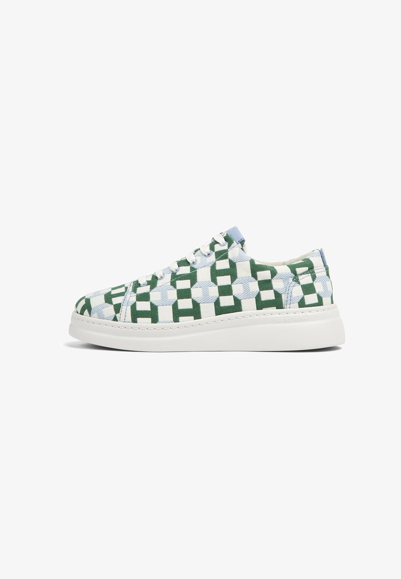 Zapatillas blancas con una parte superior de tela estampada que presenta formas geométricas en verde y azul claro. Suela blanca con un sutil detalle de costura.