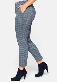 Grå rutiga byxor i ett mjukt tyg, med slim fit, framfickor och tillsammans med blå mocka ankelskoot.