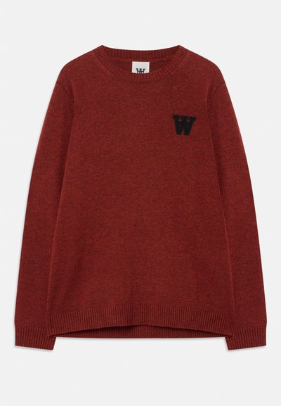 Maglione rosso lavorato a maglia con collo tondo e polsini a coste; presenta un logo "W" ricamato in nero sul lato sinistro del petto. Texture morbida, vestibilità comoda.