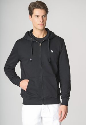 Felpa nera con zip realizzata in tessuto morbido, con tasca frontale, cappuccio con cordino e piccolo logo ricamato sul petto.