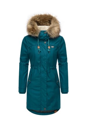 Sininen vihreä parka-takki, jossa on turkiksella vuorattu huppu, kiristysnyörit vyötäröllä, kaksi etutaskua ja napillinen suljin. Sileä, vettä hylkivä kangas.