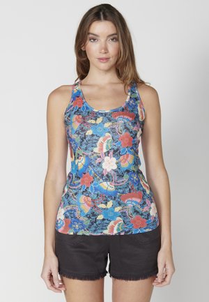 Débardeur à motif floral avec des nuances de bleu, rouge et rose sur un fond noir ; fabriqué en tissu léger avec un décolleté arrondi.