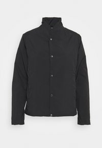 Czarna pikowana kurtka z wysokim kołnierzem, zapięciem na zatrzaski z przodu i długimi rękawami. Gładka tekstura i minimalistyczny design. Brak widocznych wzorów.