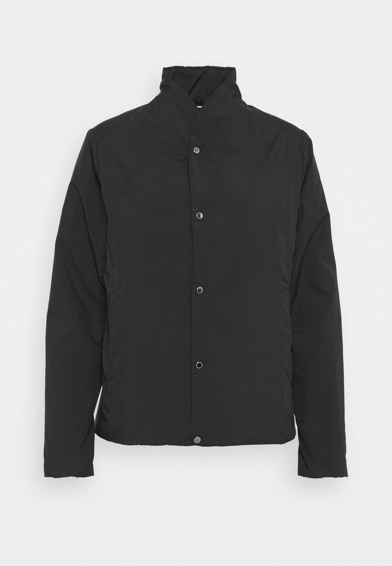 Czarna pikowana kurtka z wysokim kołnierzem, zapięciem na zatrzaski z przodu i długimi rękawami. Gładka tekstura i minimalistyczny design. Brak widocznych wzorów.