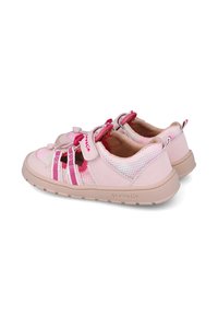 Zapatillas de malla rosa y sintéticas con correas ajustables, que presentan tres acentos a rayas y una suela acolchada para mayor comodidad.