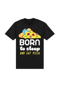 Camiseta negra con un oso de dibujos animados sobre una rebanada de pizza, con el texto "NACIDO para dormir Y comer pizza" en negrita blanca y amarilla.
