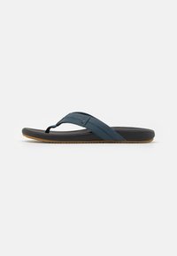 Flip-flop sandal med en mørkeblå syntetisk stropp, svart polstret såle og teksturert brun yttersåle. Har design med tåpost.