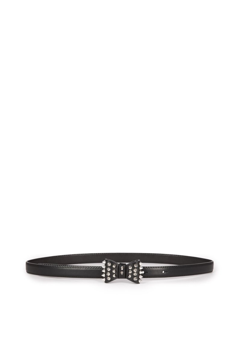 Zwarte leren riem met een strikvormige gesp versierd met zilveren metalen spikes, weergegeven op een witte achtergrond.