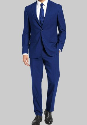 Costume bleu pour homme avec un blazer à boutonnage simple, un pantalon assorti et une cravate texturée. Comprend des poches avant et des chaussures de ville noires.