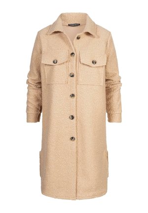 Cappotto beige texture con bottoni frontali, due tasche sul petto e maniche lunghe. Design sartoriale con colletto e tasche laterali.