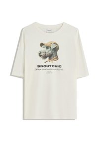 T-shirt in cotone crema con una grafica di un cane con un cappello, testo "SNOUT CHIC," e uno slogan sottostante in un carattere a contrasto. Maniche corte.