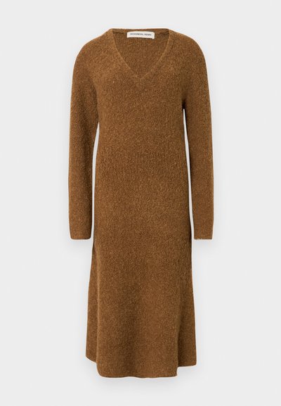 Bruine gebreide jurk met een V-hals en lange mouwen, met een ontspannen pasvorm en een zachte textuur, die tot halverwege de kuit valt.