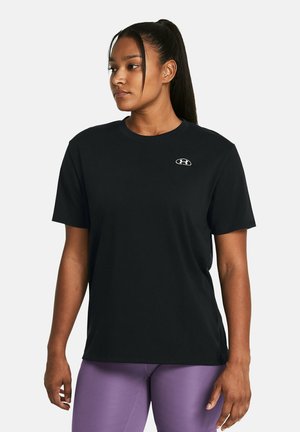 Melna īsām piedurknēm T-kreklu, izgatavots no kokvilnas, ar apaļu kakla izgriezumu un mazu balto "Under Armour" logo uz krūtīm. Vienkāršs dizains.