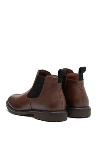Botine Chelsea din piele maro, cu panouri laterale elastice, finisaj texturat și talpă plată din cauciuc, dotate cu bucle pentru o îmbrăcare ușoară.