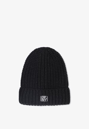 Gorro de lana negro con ala doblada que presenta un pequeño logotipo metálico de DKNY en el centro frontal.