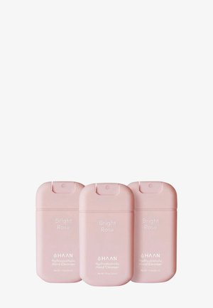 Tre lyserøde, rektangulære flasker med HAAN Bright Rose hydroalkoholisk håndrens med spraydyser, placeret side om side på hvid baggrund.