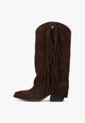 Dunkelbrauner Wildleder-Cowboystiefel mit Fransenquasten entlang des Schafts und einem niedrigen gestapelten Absatz vor weißem Hintergrund.