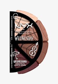 Palette per contouring con cinque tonalità che vanno dal beige caldo al maroon profondo. Coperchio nero con grafiche bianche, incluso un design di teschio e ombrello.