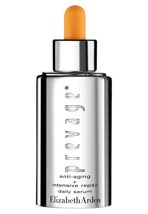 Zilveren glazen serumfles met een oranje druppelaar. Het etiket toont de tekst "Prevage anti-aging + intensive repair daily serum."