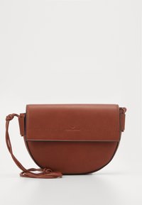 Borsa a tracolla in pelle marrone con forma arrotondata e patta pieghevole. Presenta una tracolla sottile con un dettaglio a nodo per la regolazione.