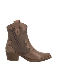 Botas de ankle de ante marrón con un diseño decorativo, cremallera lateral y acentos de tachuelas en el eje y la punta. Tacón bajo apilado.