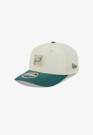 Baseballkappe mit cremefarbener Krone und grünem Schirm, mit Philadelphia Eagles Logo-Patch vorne und New Era Logo an der Seite.