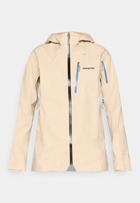 Μπεζ αδιάβροχο μπουφάν με μπροστινό φερμουάρ, ρυθμιζόμενη κουκούλα και δύο τσέπες με φερμουάρ και μπλε λαβές. Λείος υφασμάτινος χαρακτήρας, κομψός σχεδιασμός.