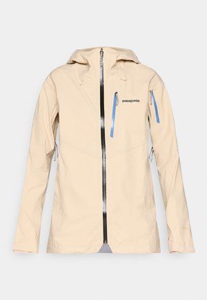 Beige waterdichte jas met een ritssluiting aan de voorkant, een verstelbare capuchon en twee met rits afgesloten zakken met blauwe ritsen. Glad textuur, gestroomlijnd ontwerp.