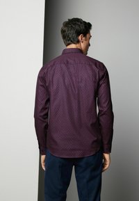 Next PRINTED SINGLE CUFF- REGULAR FIT - Shirt - burgundy red geometric