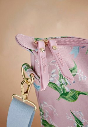 Borsa floreale rosa con hardware dorato, dotata di due zip rosa con "Cath Kidston", una tracolla in tessuto blu e dettagli in superficie testurizzati.