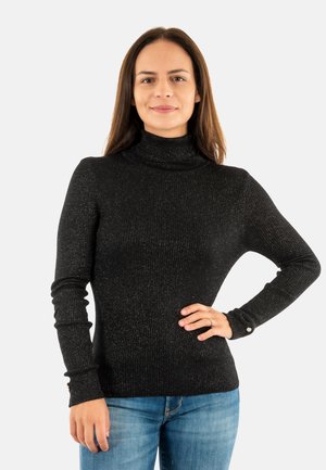 Maglione a collo alto nero con una texture a coste e dettagli metallici, dotato di maniche lunghe e chiusura a bottone ai polsini.