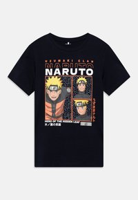 Camiseta de algodón negra con gráficos coloridos de personajes de Naruto, texto prominente y un patrón de fondo texturizado.