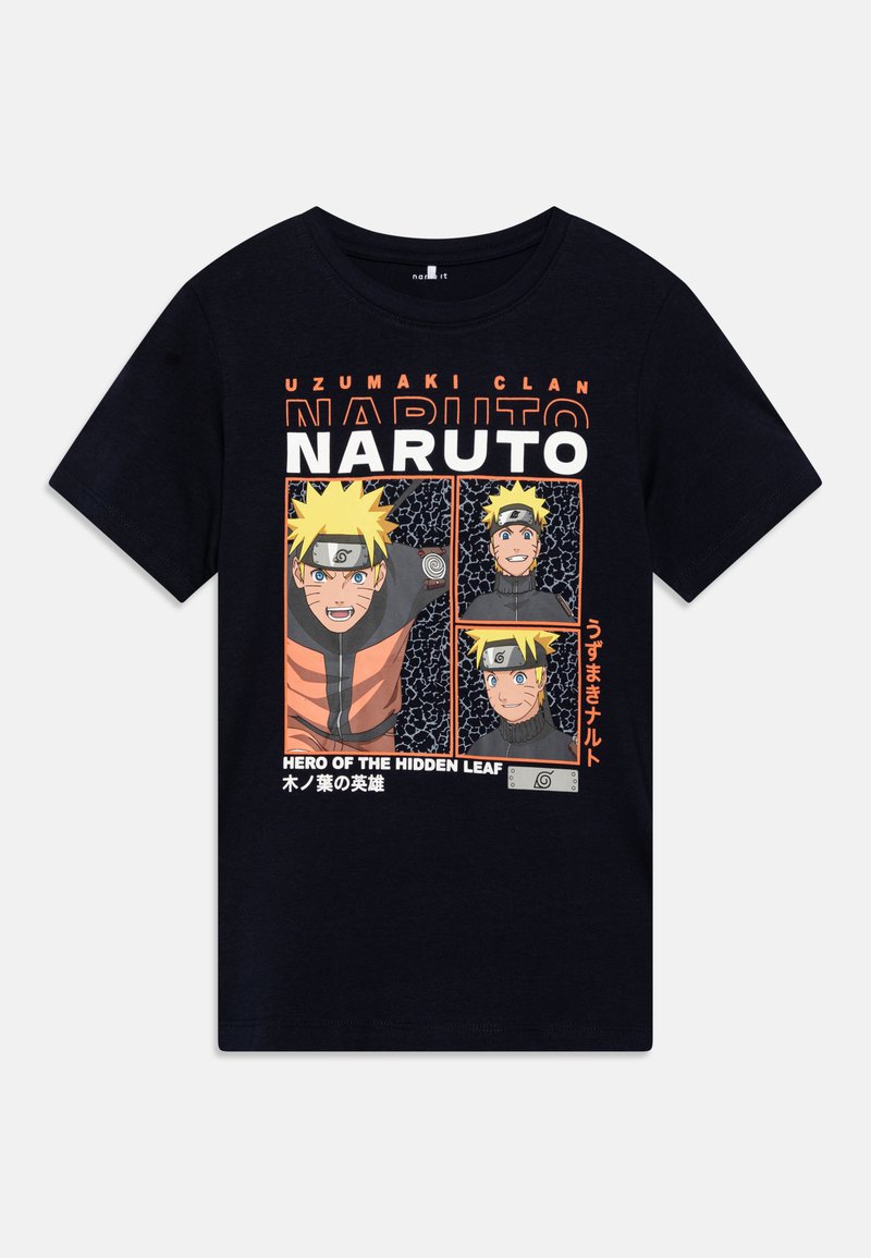Camiseta de algodón negra con gráficos coloridos de personajes de Naruto, texto prominente y un patrón de fondo texturizado.