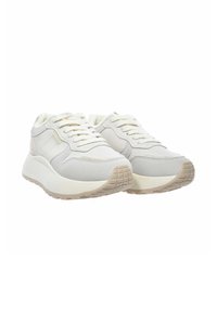 Jasnoszare sneakersy z gładkiego materiału tekstylnego, teksturowaną gumową podeszwą, zaokrąglonym kształtem i kontrastującymi beżowymi akcentami. System sznurowania z sześcioma oczkami.