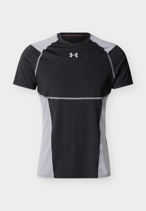 Sort og grå kortærmet træningsshirt med ventilationspaneler under armene og Under Armour-logoet i midten af brystet.