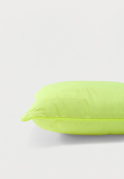 Φωτεινό πράσινο λάιμ ορθογώνιο μαξιλάρι με απαλό ύφασμα και διακριτική επένδυση κατά μήκος των άκρων σε απλό φωτεινό φόντο.