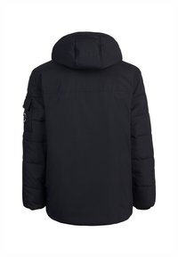 Svart puffjacka med huva, med en slät yta, vadderad textur och en sidoficka. Inga synliga logotyper eller mönster.