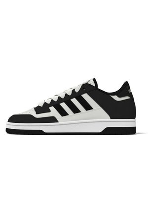 Sneaker sportive in bianco e nero con tomaia in pelle e materiale sintetico, tre strisce nere, lacci bianchi e suola in gomma testurizzata.
