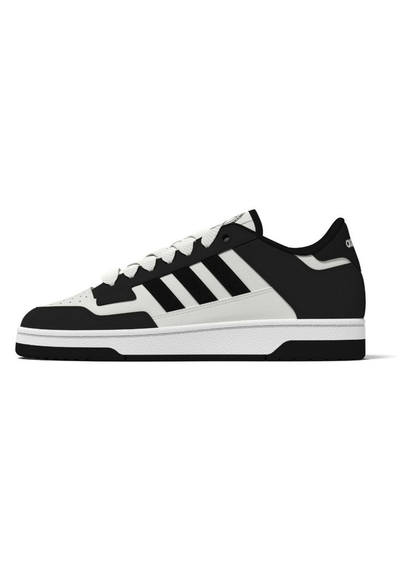 Sneaker sportive in bianco e nero con tomaia in pelle e materiale sintetico, tre strisce nere, lacci bianchi e suola in gomma testurizzata.